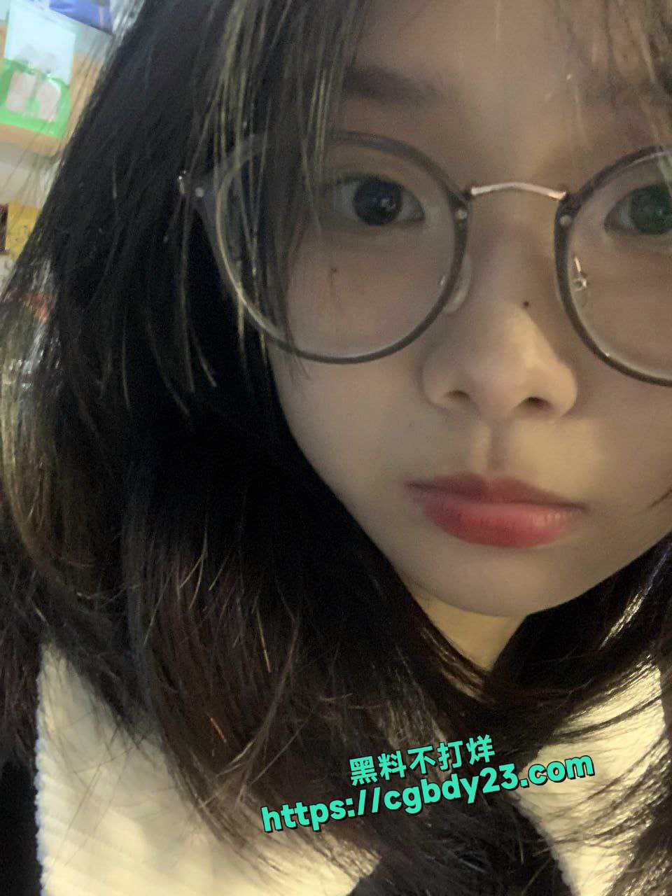 眼镜学生妹和男友居家私拍流出3