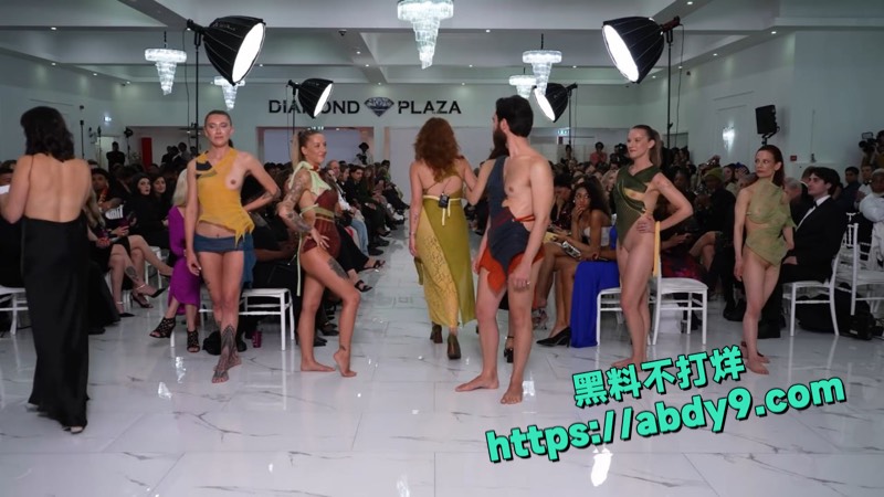 国际时尚展模特全裸试穿8