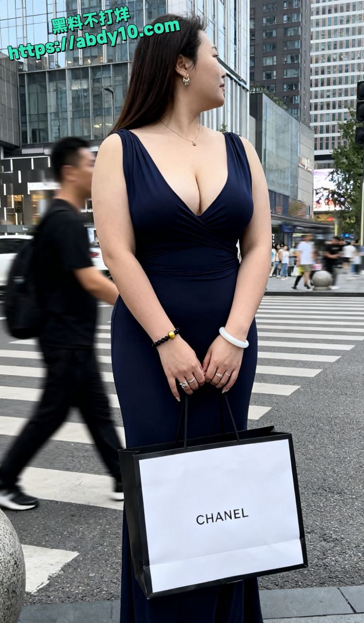 四川成都巨乳肥臀顶级少妇熟女   张娇 街拍 黑料不打烊10