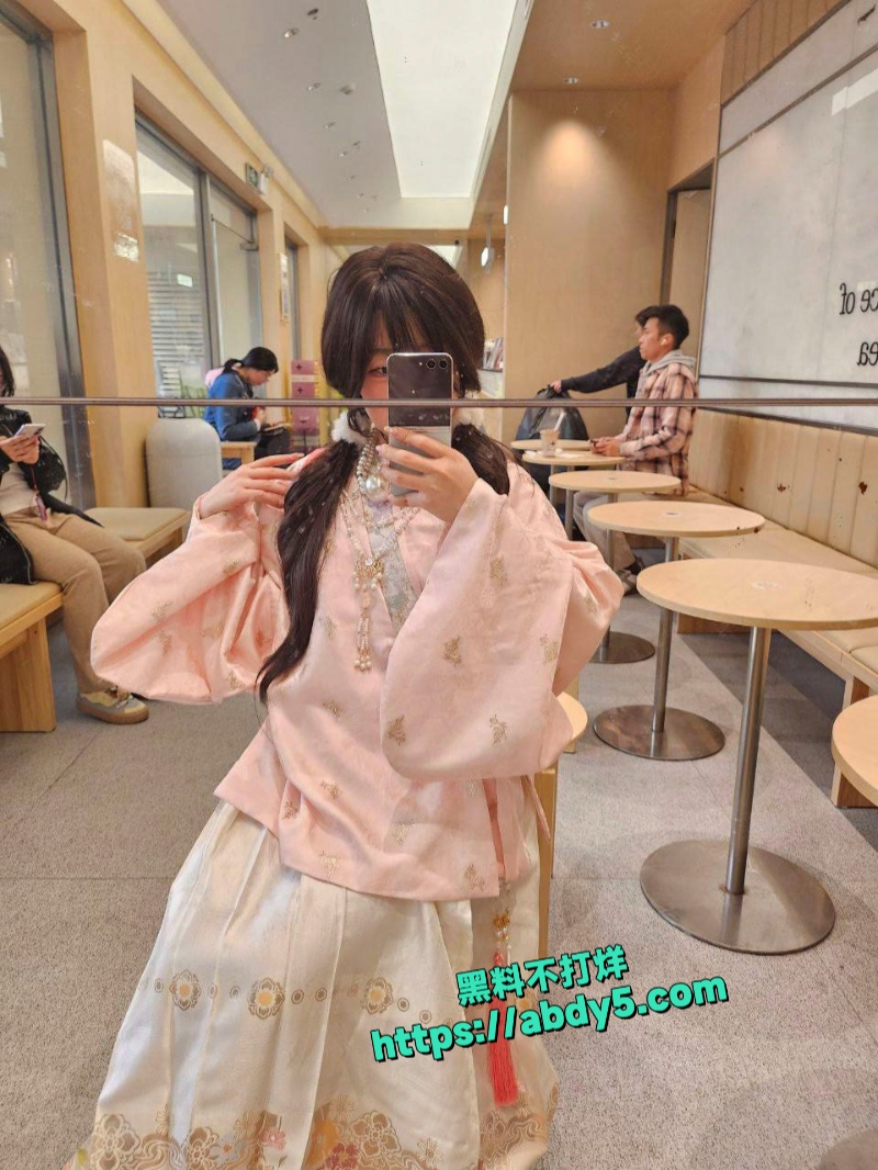 微胖白嫩大奶学妹反差私拍曝光 1