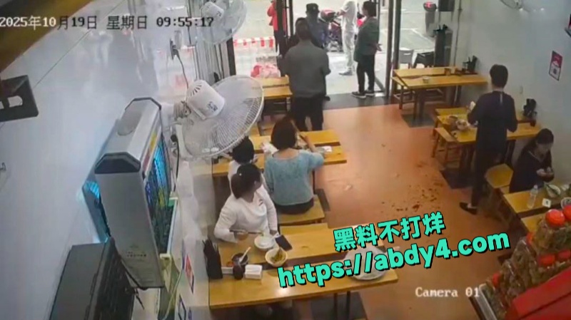 小仙女面馆一人独占两凳态度嚣张被男子及父亲当场暴打  2