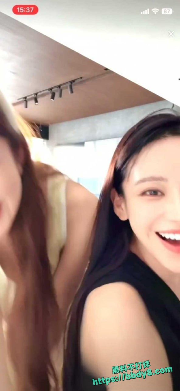 美女主播弯腰无意露了乳头6