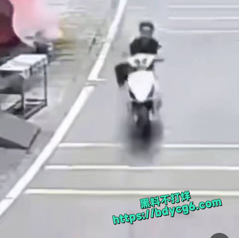 广东鬼火少年翘头头耍酷出事被车主教训6
