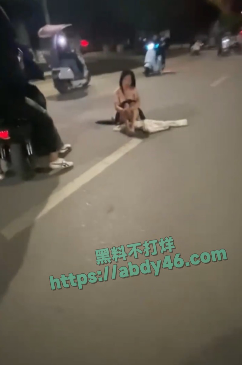 广西街头惊现裸奔女子05