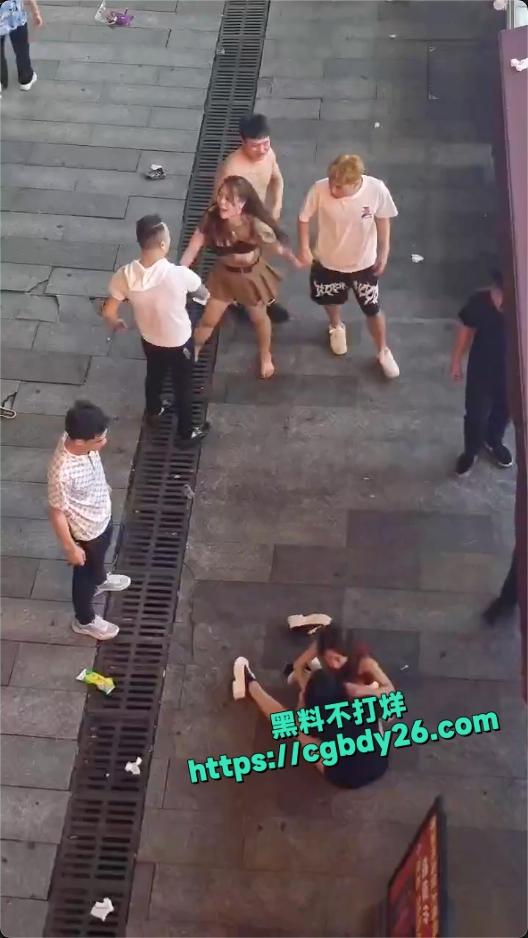 精神小妹街头撕逼现场大奶子都打的露出来了1