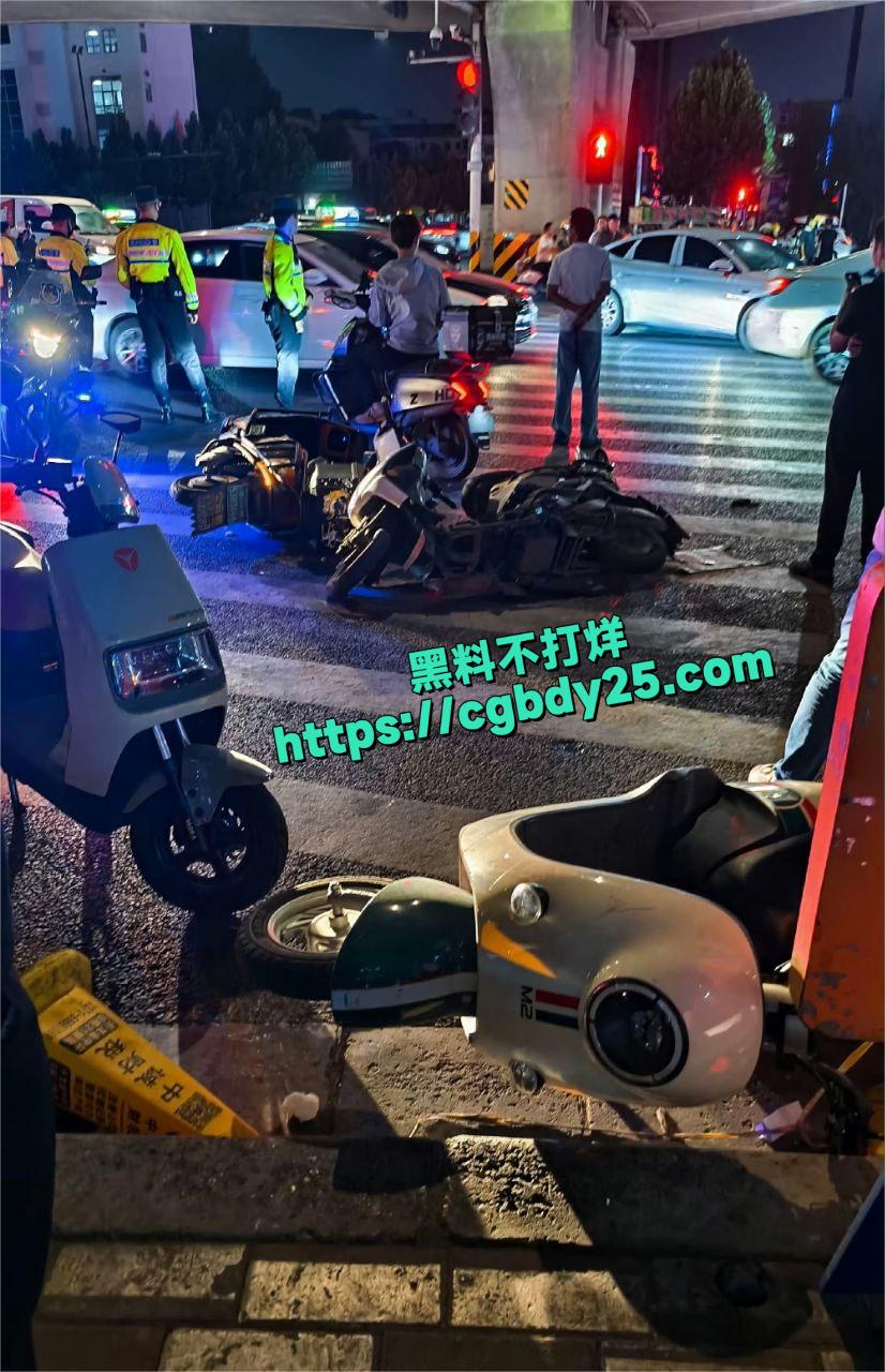 SU7女车主连撞17车13