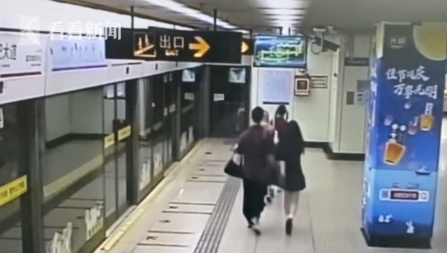 上海地铁6号线 女子仅穿内衣供他人拍照
