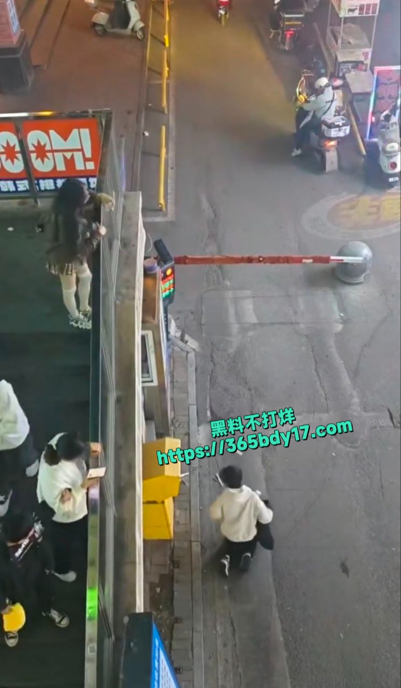 吉林四平市一男子被女友调教跪地移动5
