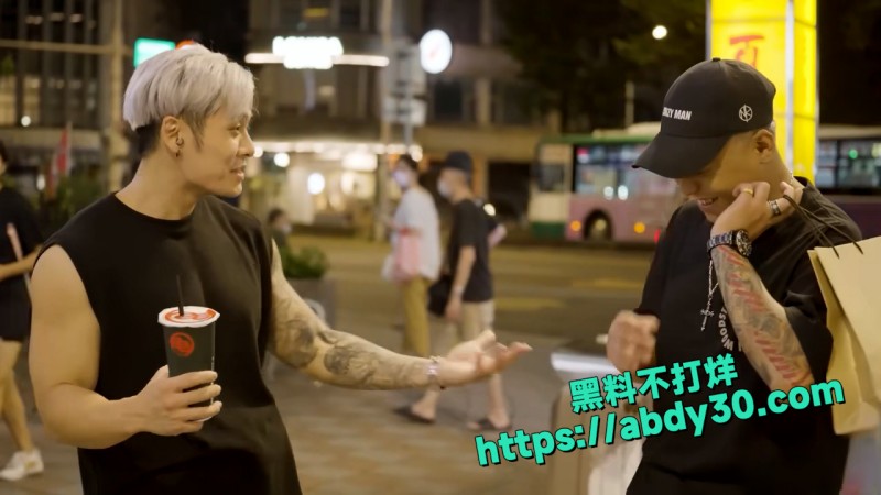 尤莉在朋友床上大胆做爱 1