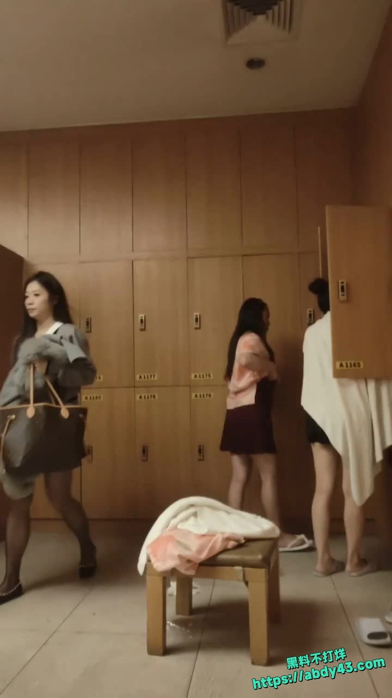 洗浴中心偷拍全是极品少妇 2
