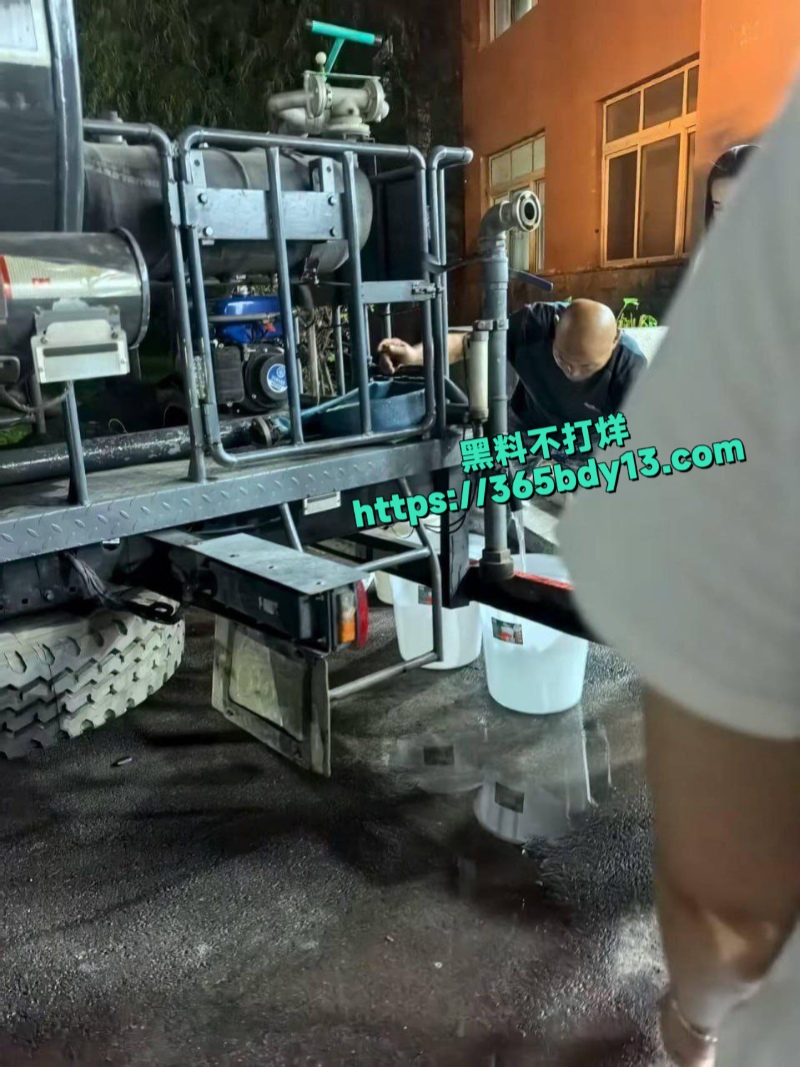 沈阳师范大学东区生活区的水管爆出不明黑色液体2