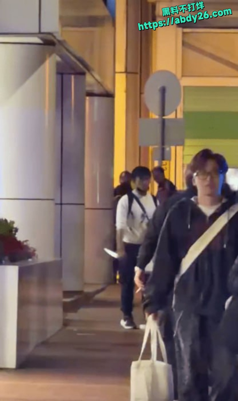 屯门市广场男子持刀挟持人质 3