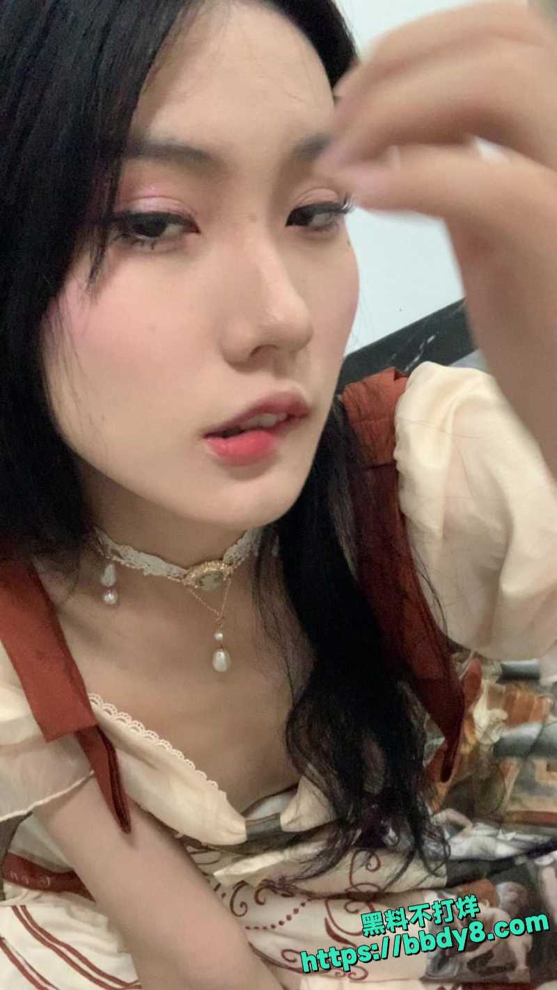 淫荡母狗胆胆私下在出租屋自拍玉足福利脚型完美各种角度展示5