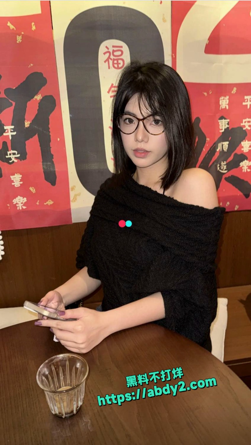 抖音30万粉主播YwangTT大尺度定制福利流出 5