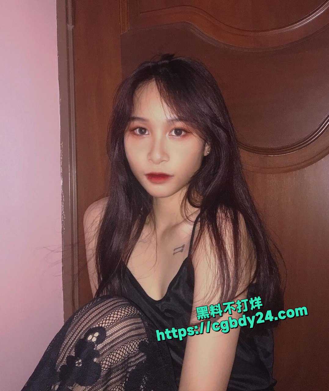 女大学生静宜与男友自拍的露面口交视频和后入做爱视频被外流了出来13