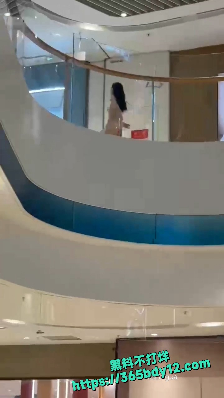 抖音热瓜苏州女子商场裸奔 4