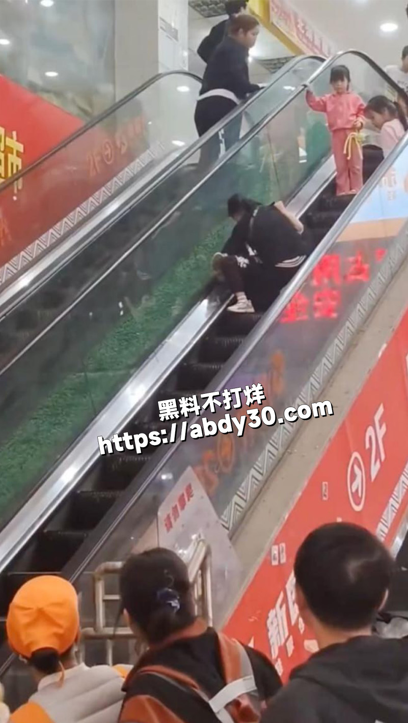 小女孩乘扶梯手被夹手4