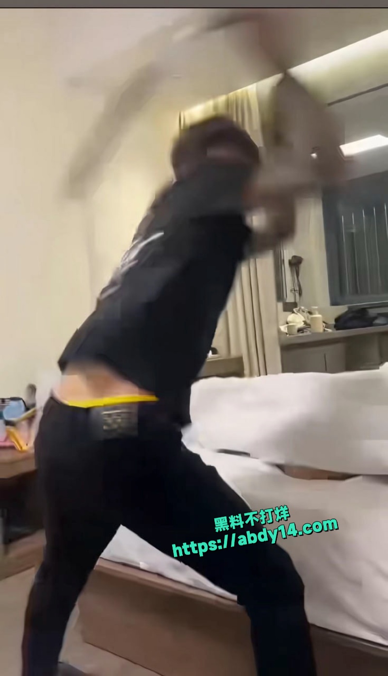 精神小伙皮带鞭打女友 10