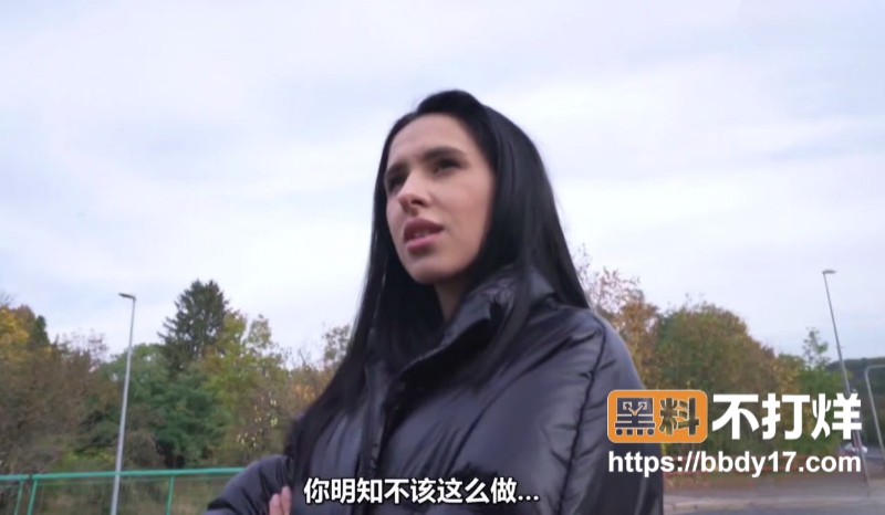 捷克街头搭便车黑发美女