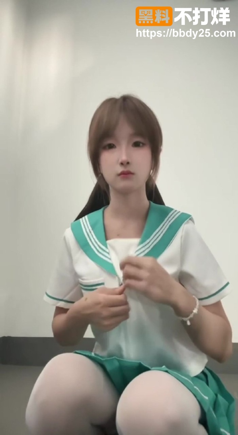JK精神小妹黑逼自拍1