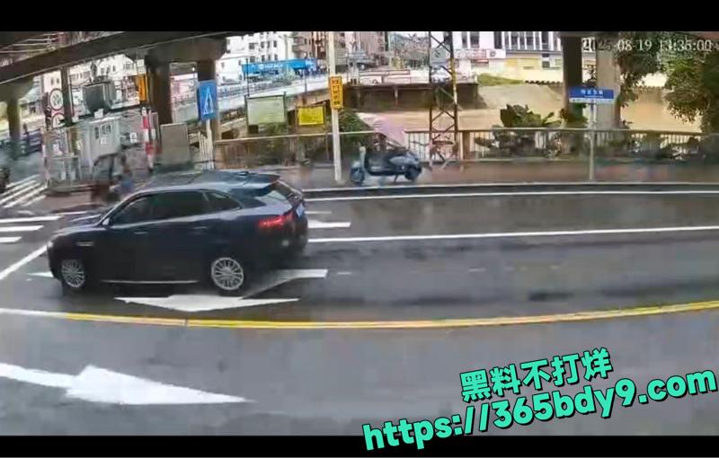 东莞女司机操作失误开车坠河身亡1
