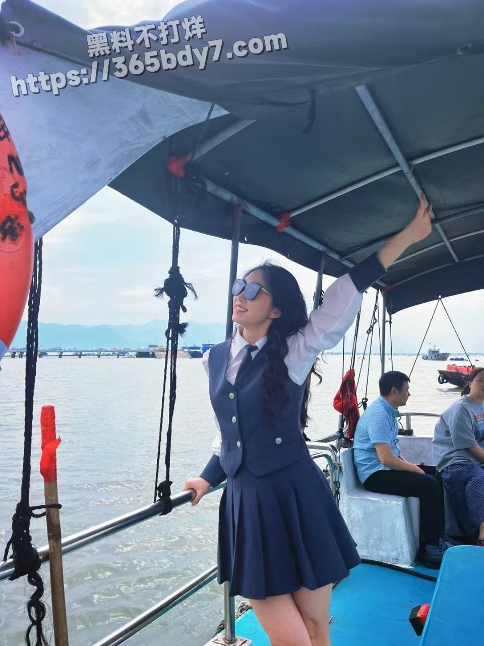 内蒙古赤峰00年女大学生高丽艳群交视频图集3
