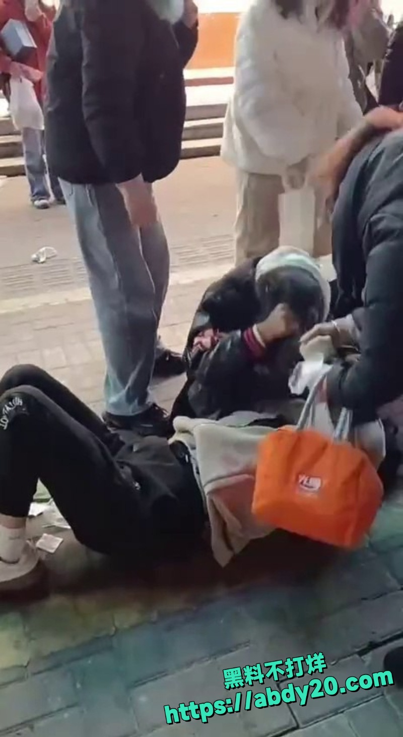 女子扯头发扭头锁技致命一击 5
