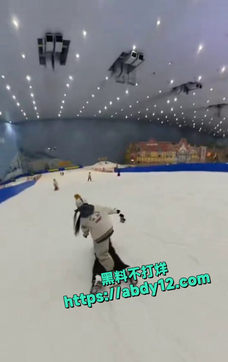 广东女子在滑雪场踩人滑雪2