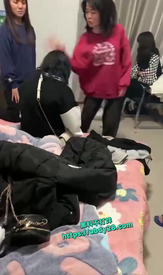 精神小伙精神小妹霸凌小姑娘 1