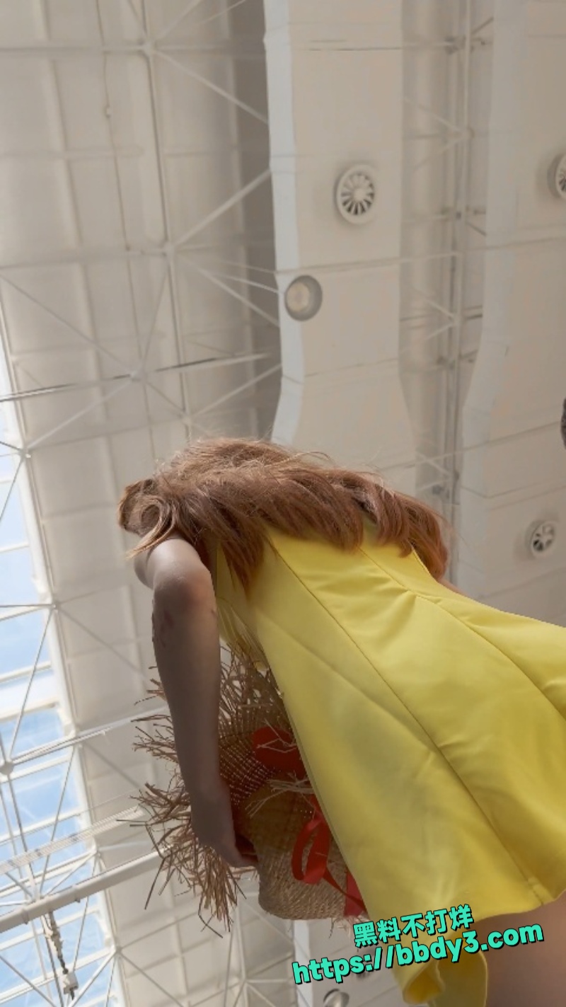 吊带裙靓女逛街拍照2