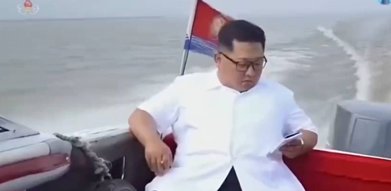 这个小伙不一般 金三胖金正恩坐船巡查潜艇 这气质这气场太牛逼