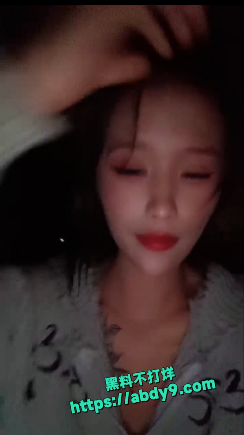 大红唇骚货夜晚江边勾引钓鱼佬 4
