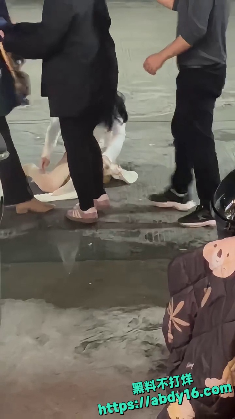 原配街头暴打小三撕衣9