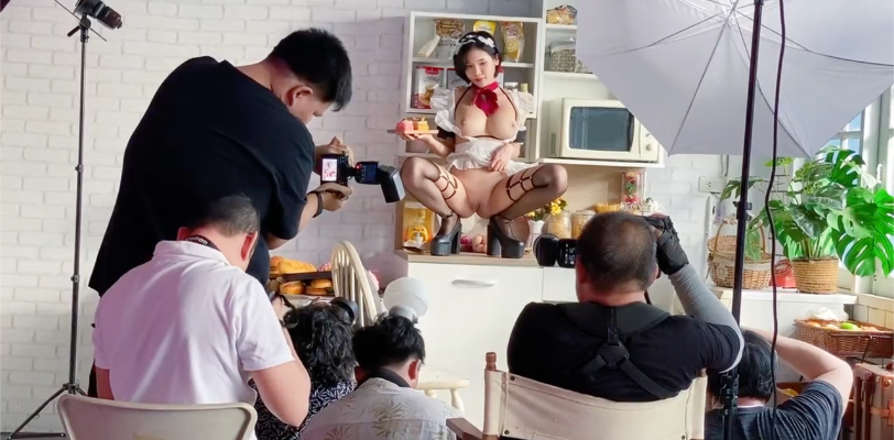 摄影师和模特究竟哪个更辛苦？硬着完成封面花絮拍摄，致敬幕后工作者！