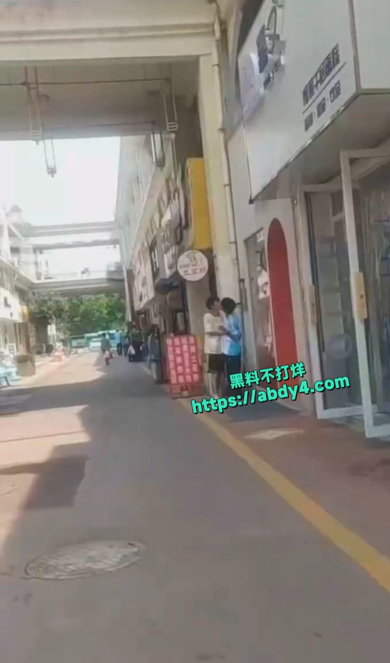 一对gay街头拥吻7