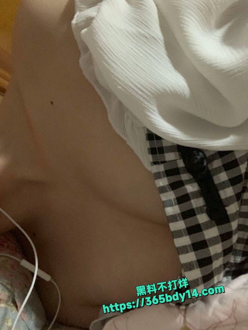 成都杨琴一边给男友发漏点图片勾引背地里还和别的狗男人做爱32