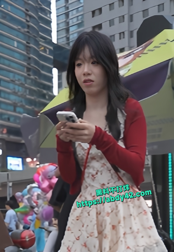 偷拍大神抄底短裙美女 3