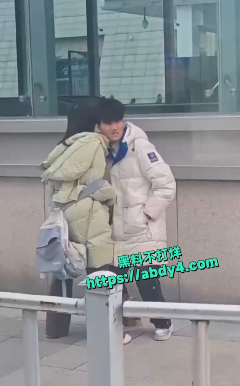 小情侣分别之际大庭广众开始抠起来7