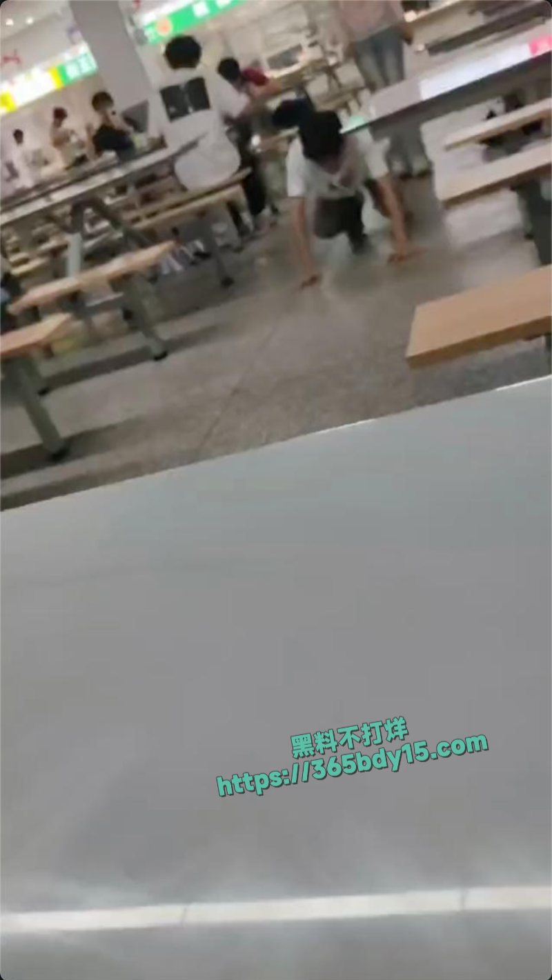扬州大学西区食堂一女学生牵着自己的契约兽在食堂内爬行8