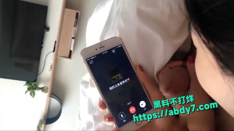 边吃鸡巴边和相亲对象打电话 3