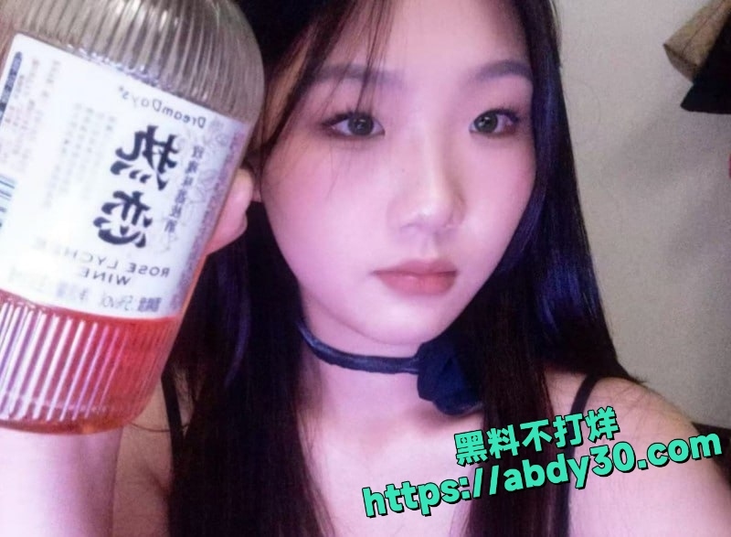 女大学生被渣男曝光大量私拍 1