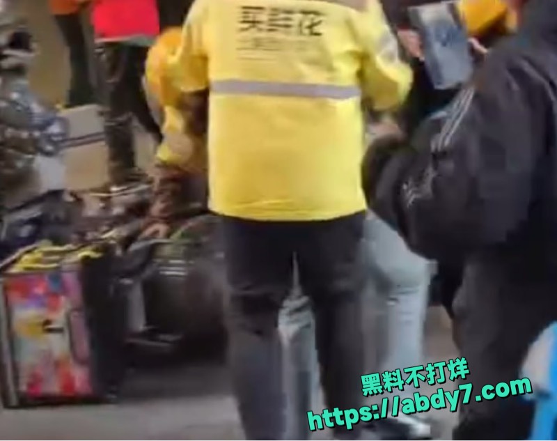 外卖小哥商家数十人打架2
