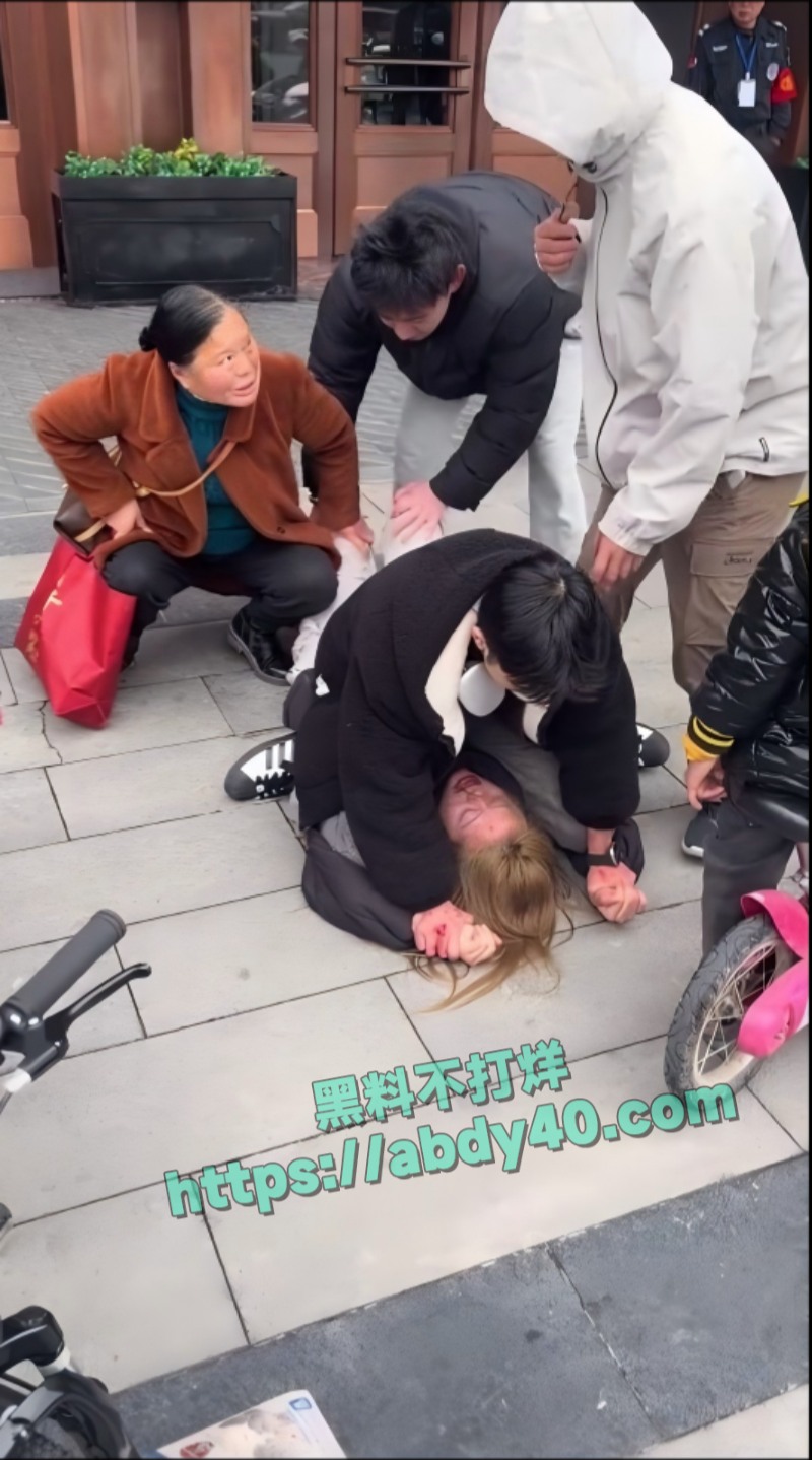 湖南女孩和妈妈吵架要撞车1