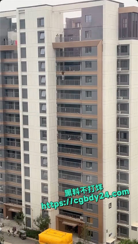 搞笑年轻人跳楼自杀没经验充气城堡已展开跳歪了1