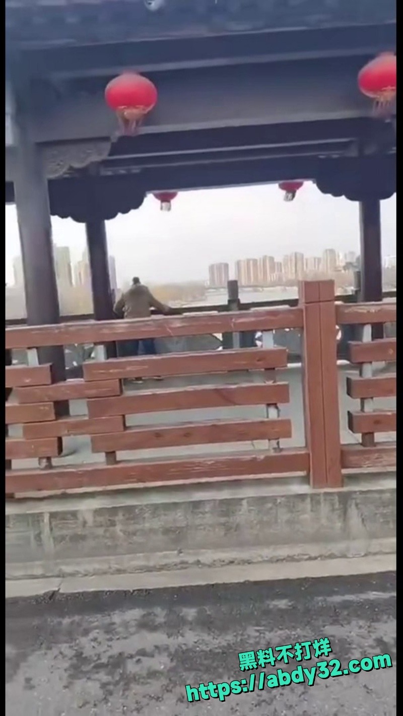年轻男子追尾老人起争执7