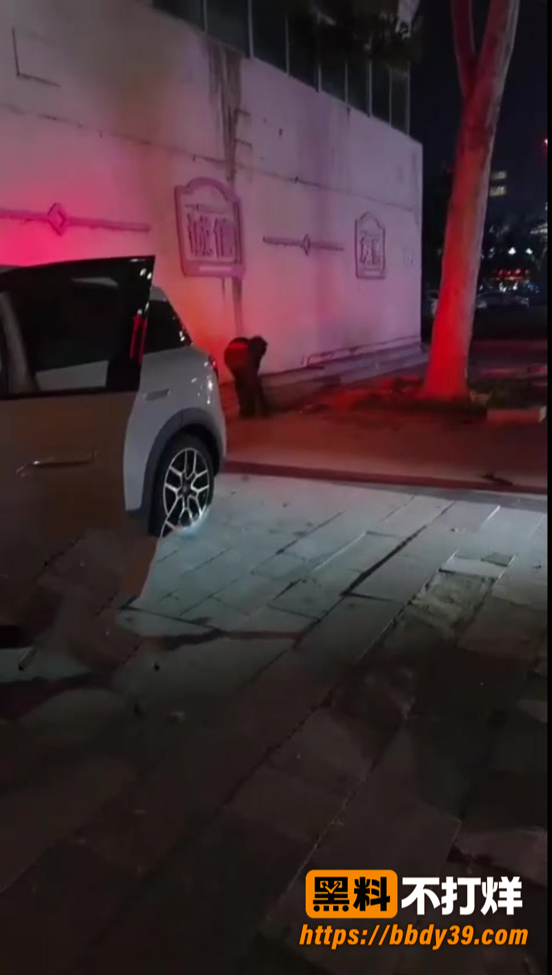 临沂临沭时代广场凌晨出大车祸 特斯拉疑似醉驾撞电动车 现场画面极其惨烈