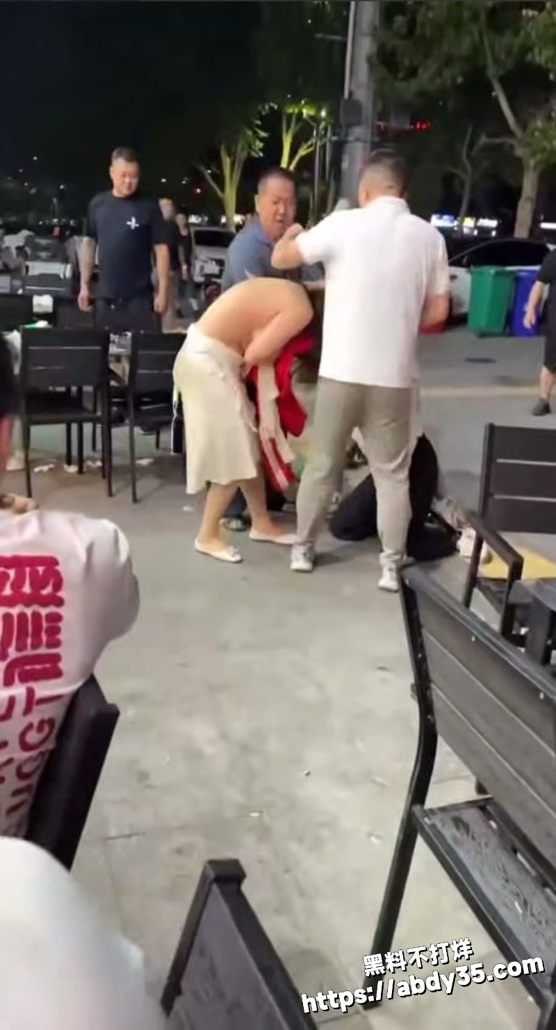 三亚夜市街头两女子薅头发疯狂打架6