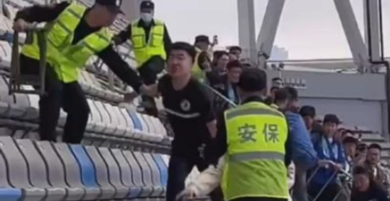 中甲联赛大连主场不敌广州 球员场上互殴球迷观众席互殴 出动千余名警力护送广州离开