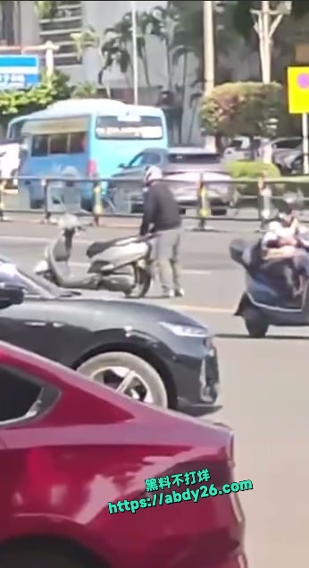男子在马路中间狂操自己的摩托车 4