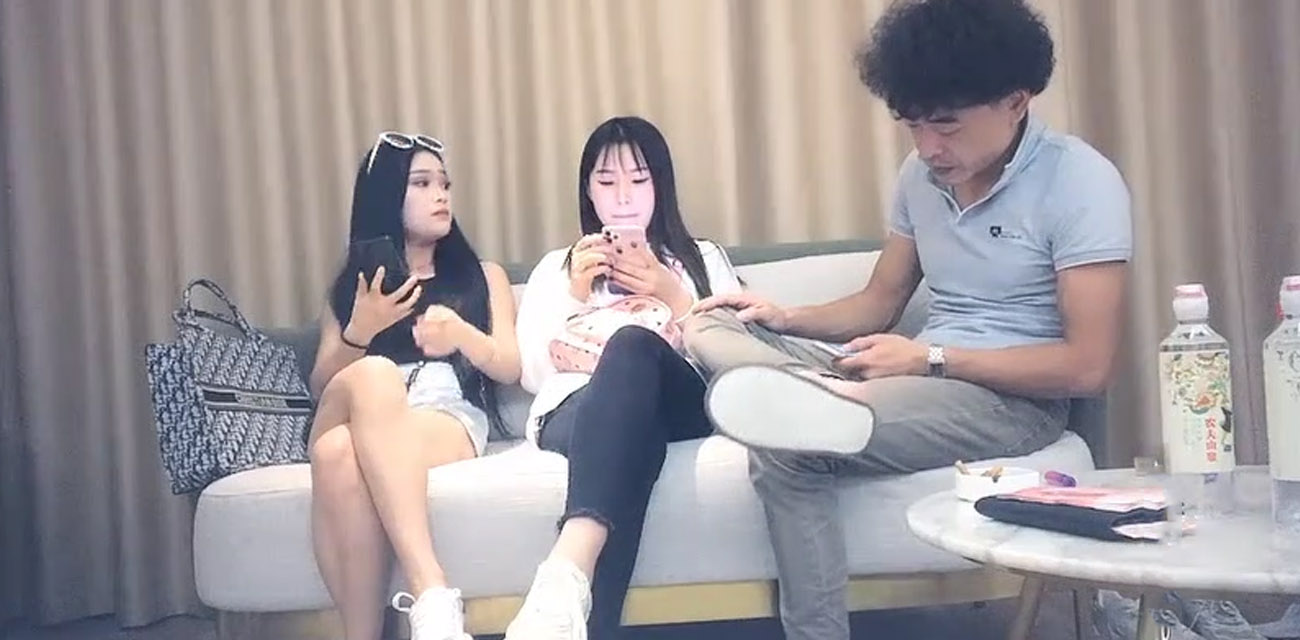 沈先生探花精选 约了个高颜值牛仔短裤妹子 近距离拍摄口交擡腿侧入抽插猛操